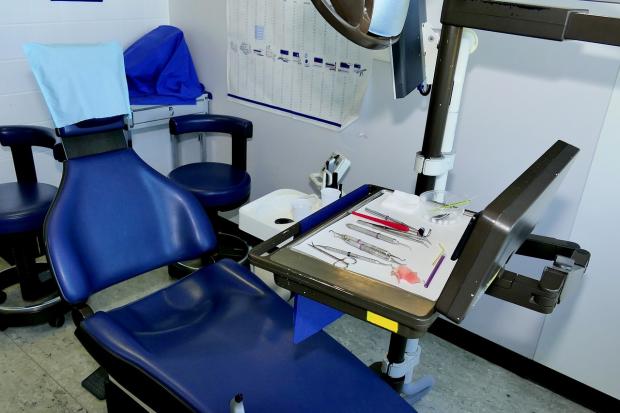 NHS Fife has been told to say sorry after failing to spot a patient's brain infection after a wisdom tooth extraction.