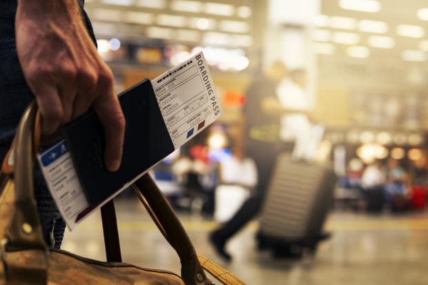 Central Fife Times : Un voyageur avec son sac, son passeport et son billet.  1 crédit